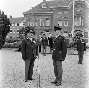 128476 Afbeelding van de beëdiging van tweede luitenant van de technische dienst H. Bakkes op het paradeveld van de ...
